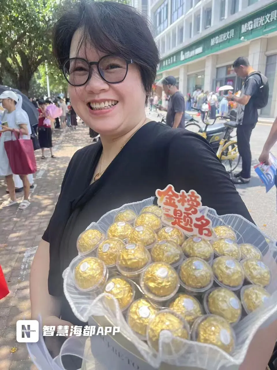 福建中考结束!考场外红色旗袍、鲜花、零食大礼包……-第10张图片-四季读书网