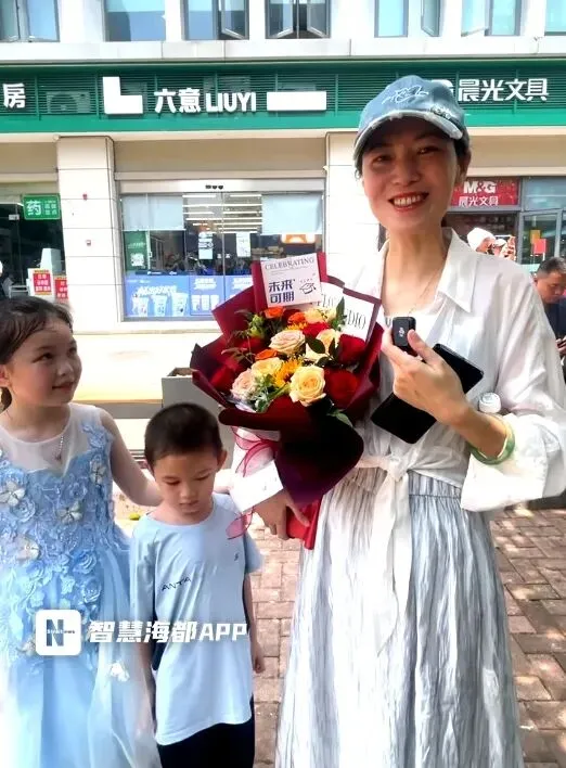 福建中考结束!考场外红色旗袍、鲜花、零食大礼包……-第11张图片-四季读书网
