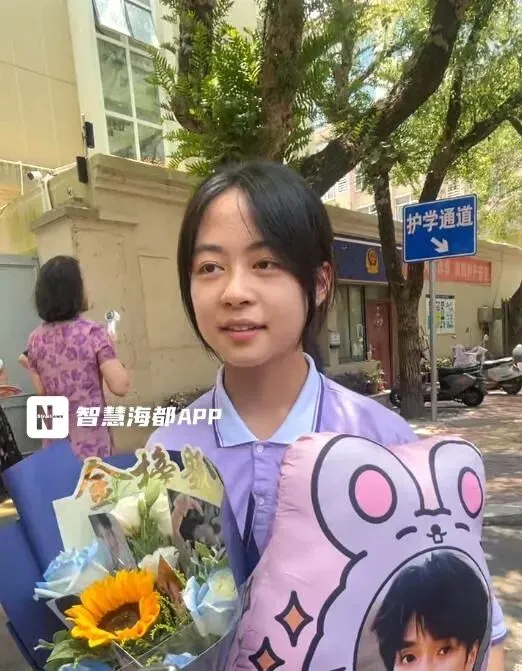 福建中考结束!考场外红色旗袍、鲜花、零食大礼包……-第12张图片-四季读书网
