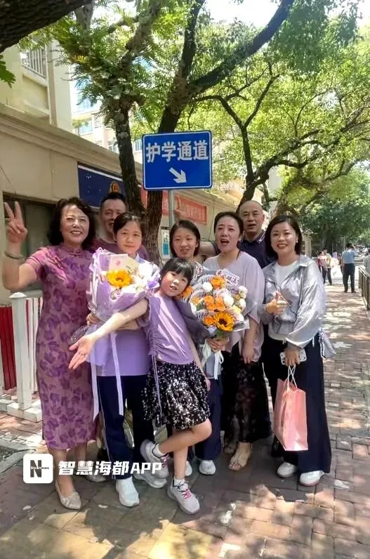 福建中考结束!考场外红色旗袍、鲜花、零食大礼包……-第13张图片-四季读书网