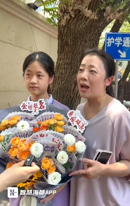 福建中考结束!考场外红色旗袍、鲜花、零食大礼包……-第14张图片-四季读书网