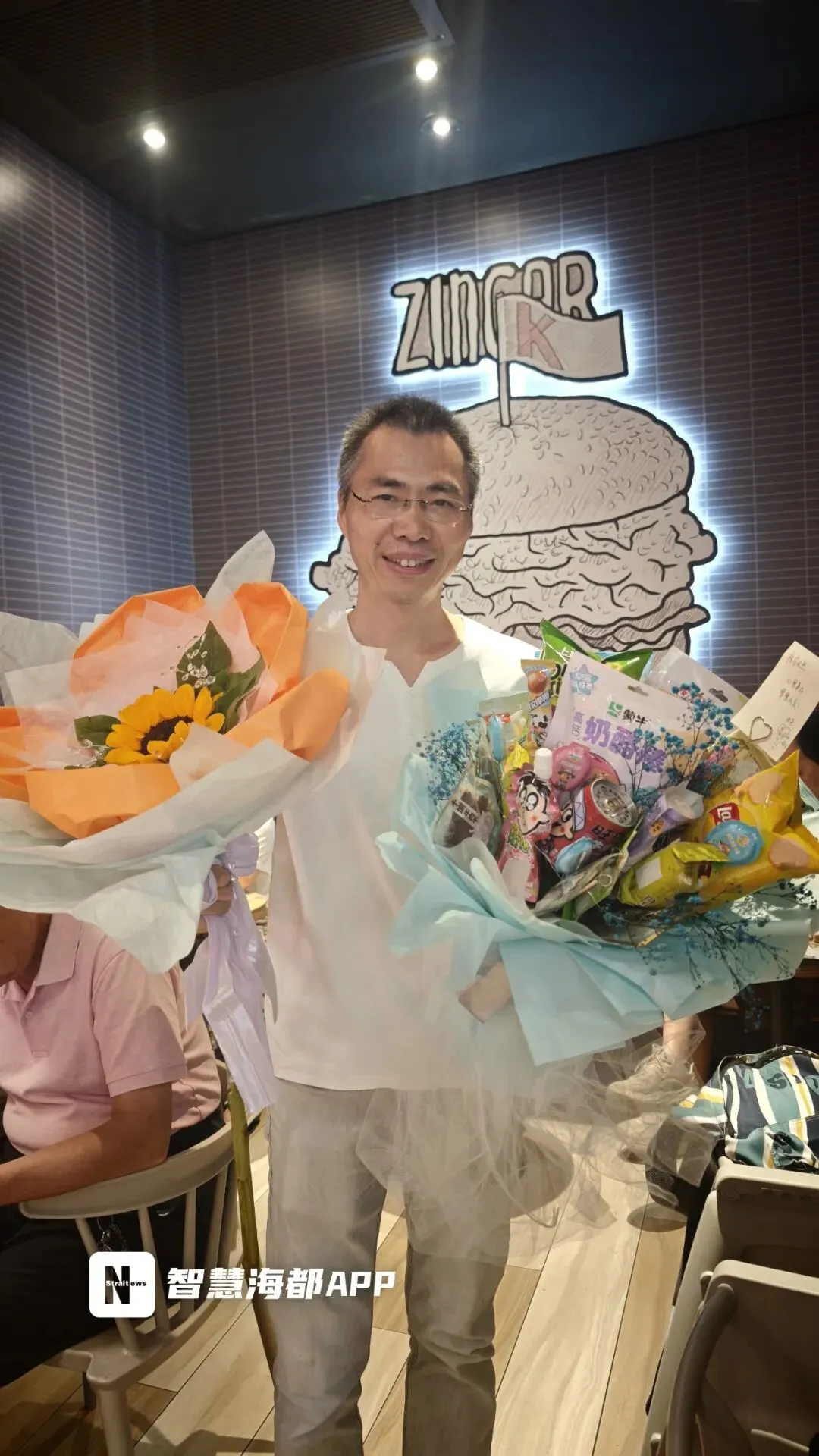 福建中考结束!考场外红色旗袍、鲜花、零食大礼包……-第17张图片-四季读书网