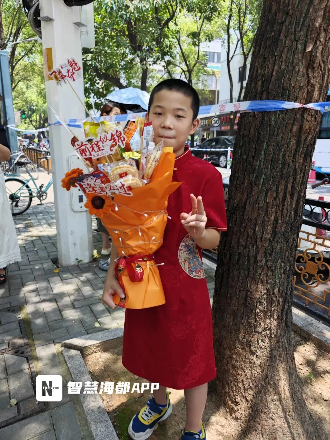 福建中考结束!考场外红色旗袍、鲜花、零食大礼包……-第18张图片-四季读书网