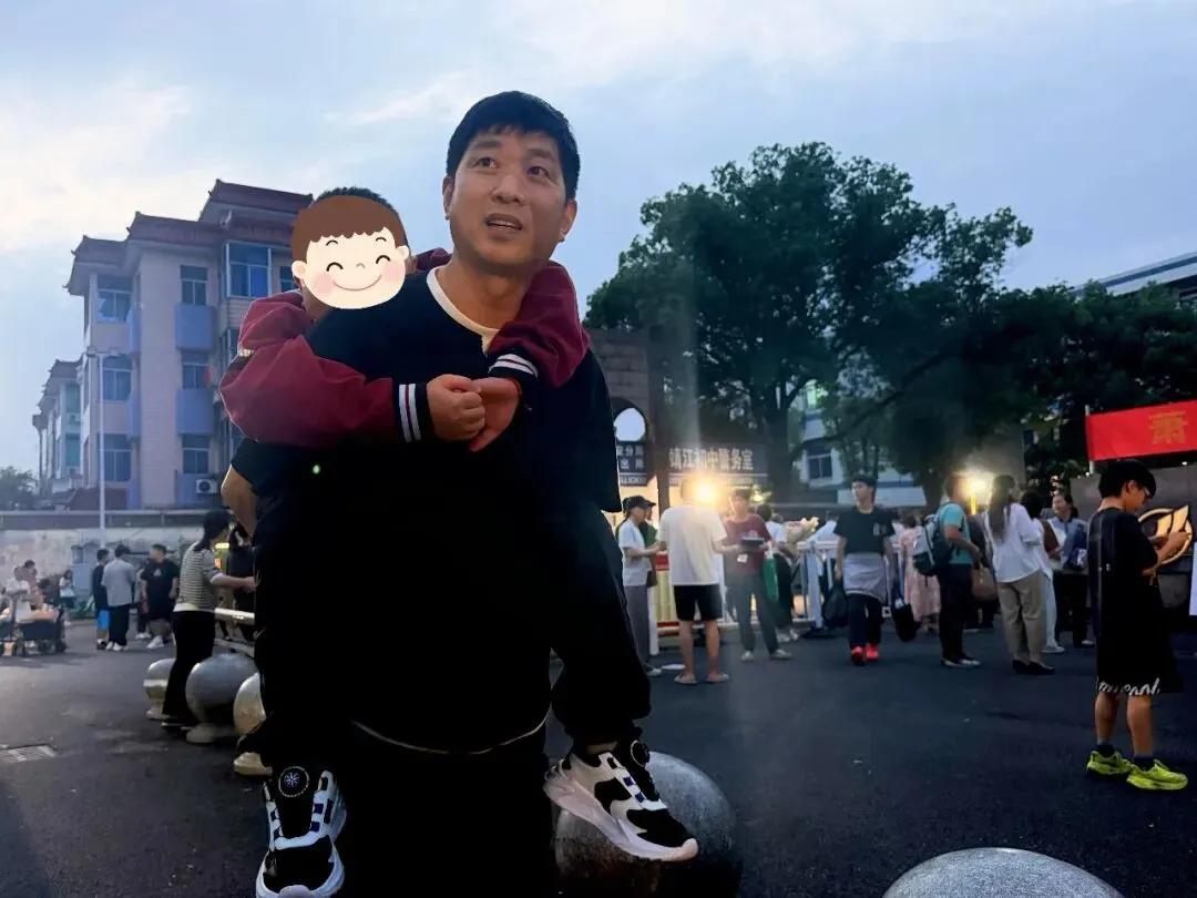 背了7年,中考结束,靖江这一位爸爸收到的“父亲节礼物”看哭了所有人-第2张图片-四季读书网