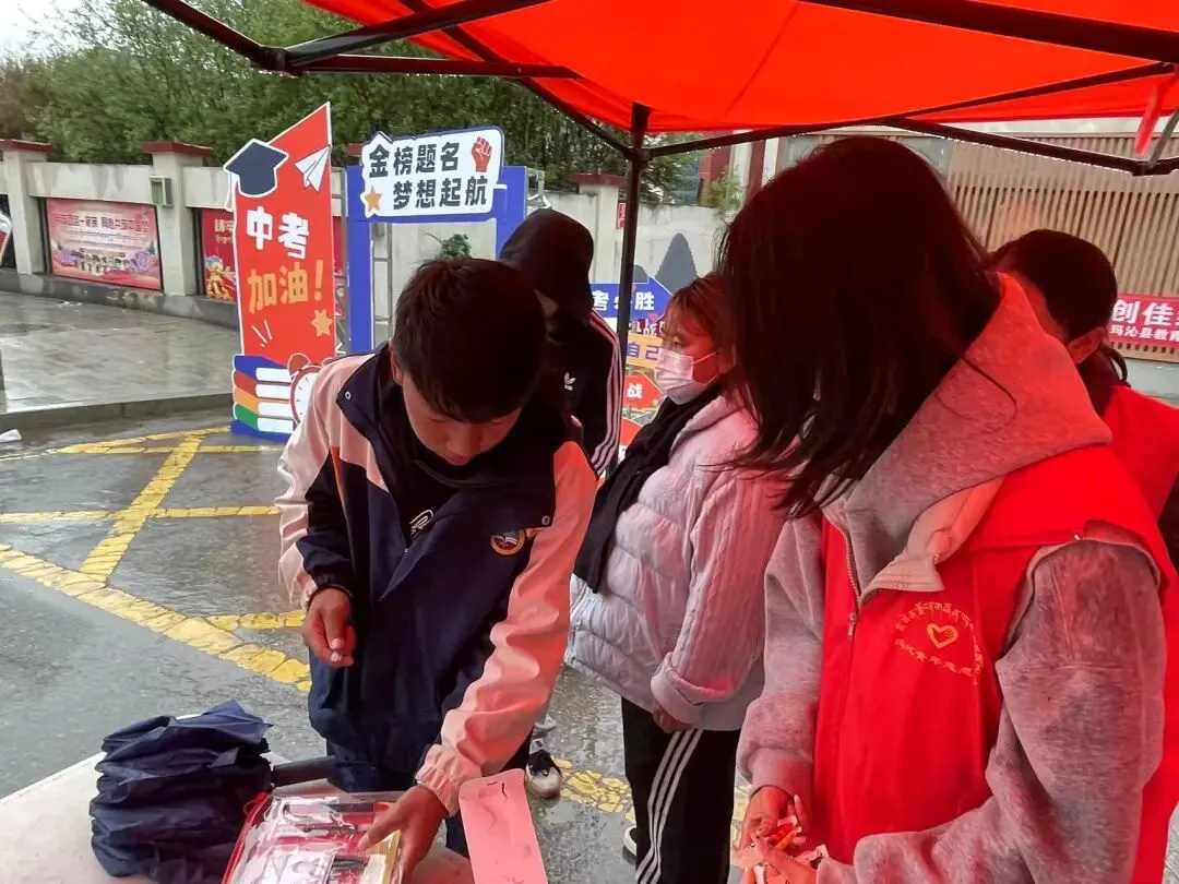 青春加油站 护航中考路-第31张图片-四季读书网