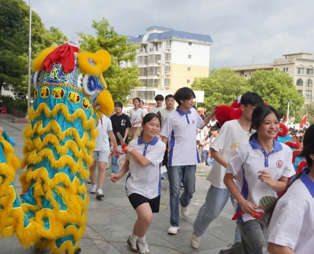 策马扬鞭·决胜中考——八步区实验初级中学2026届中考出征壮行仪式-第3张图片-四季读书网