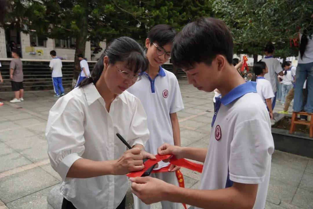 策马扬鞭·决胜中考——八步区实验初级中学2026届中考出征壮行仪式-第7张图片-四季读书网