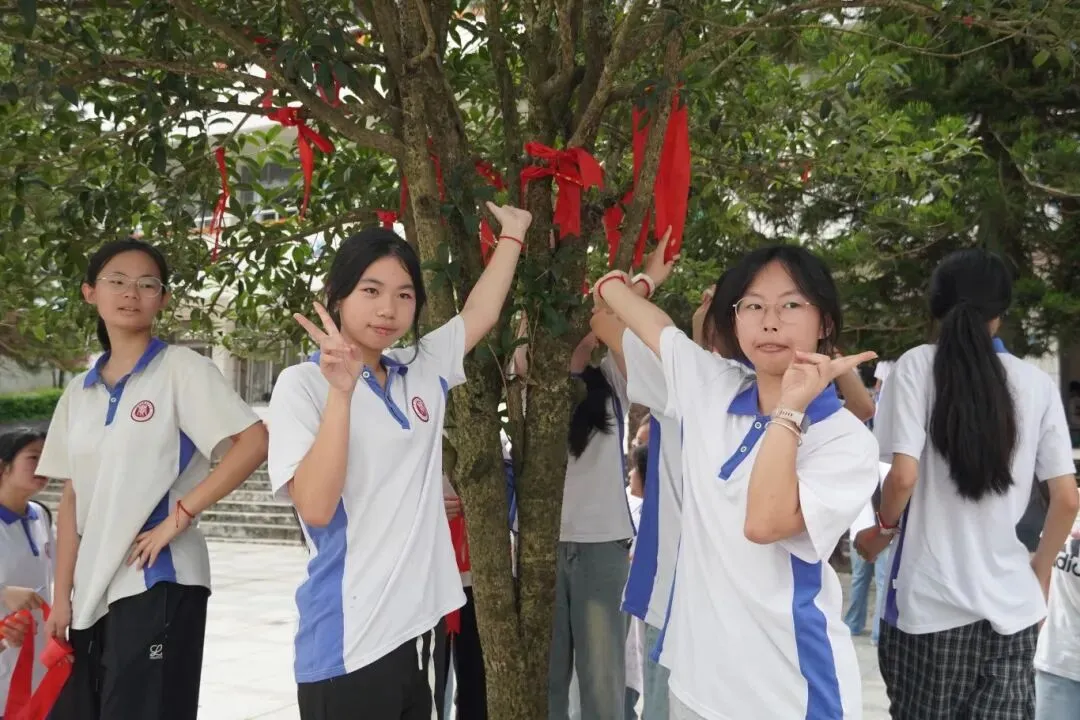策马扬鞭·决胜中考——八步区实验初级中学2026届中考出征壮行仪式-第10张图片-四季读书网