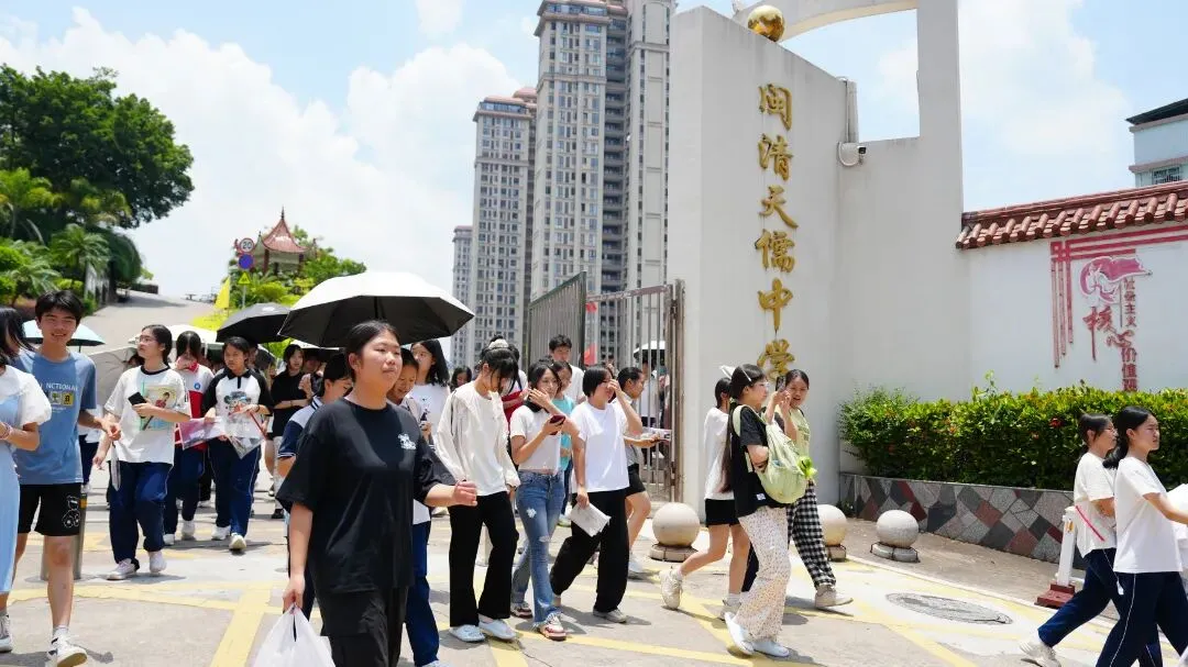 中考结束!闽清考场外沸腾了……-第3张图片-四季读书网