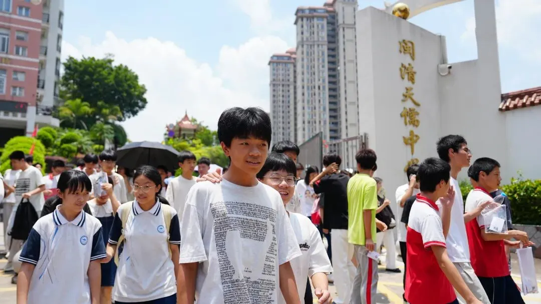 中考结束!闽清考场外沸腾了……-第4张图片-四季读书网