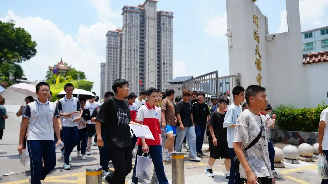 中考结束!闽清考场外沸腾了……-第5张图片-四季读书网
