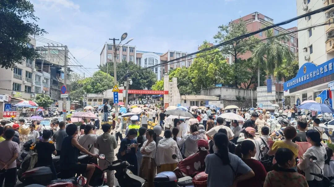 中考结束!闽清考场外沸腾了……-第6张图片-四季读书网
