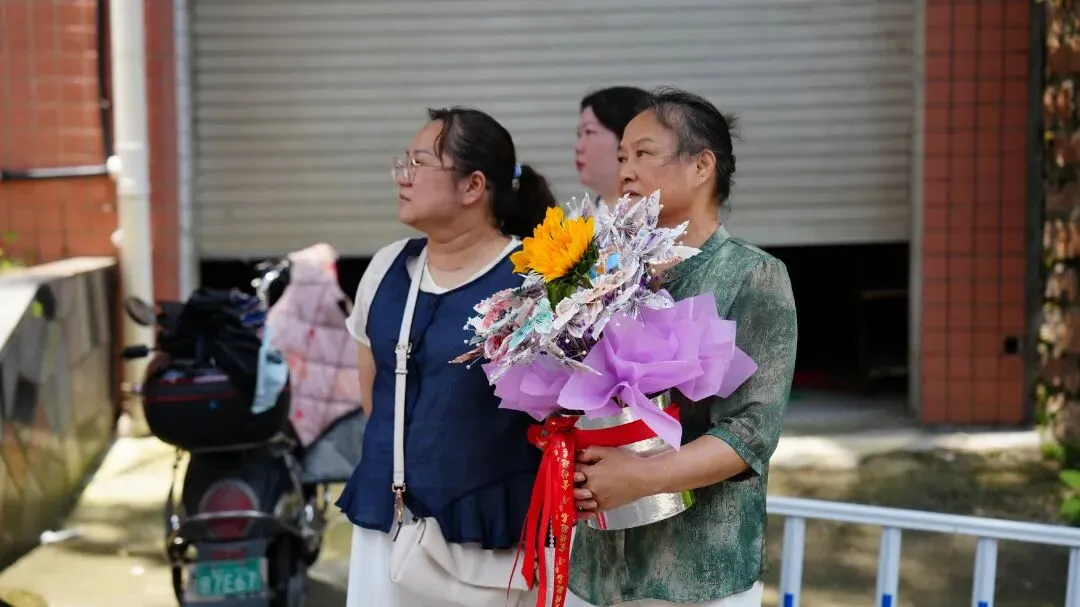 中考结束!闽清考场外沸腾了……-第8张图片-四季读书网