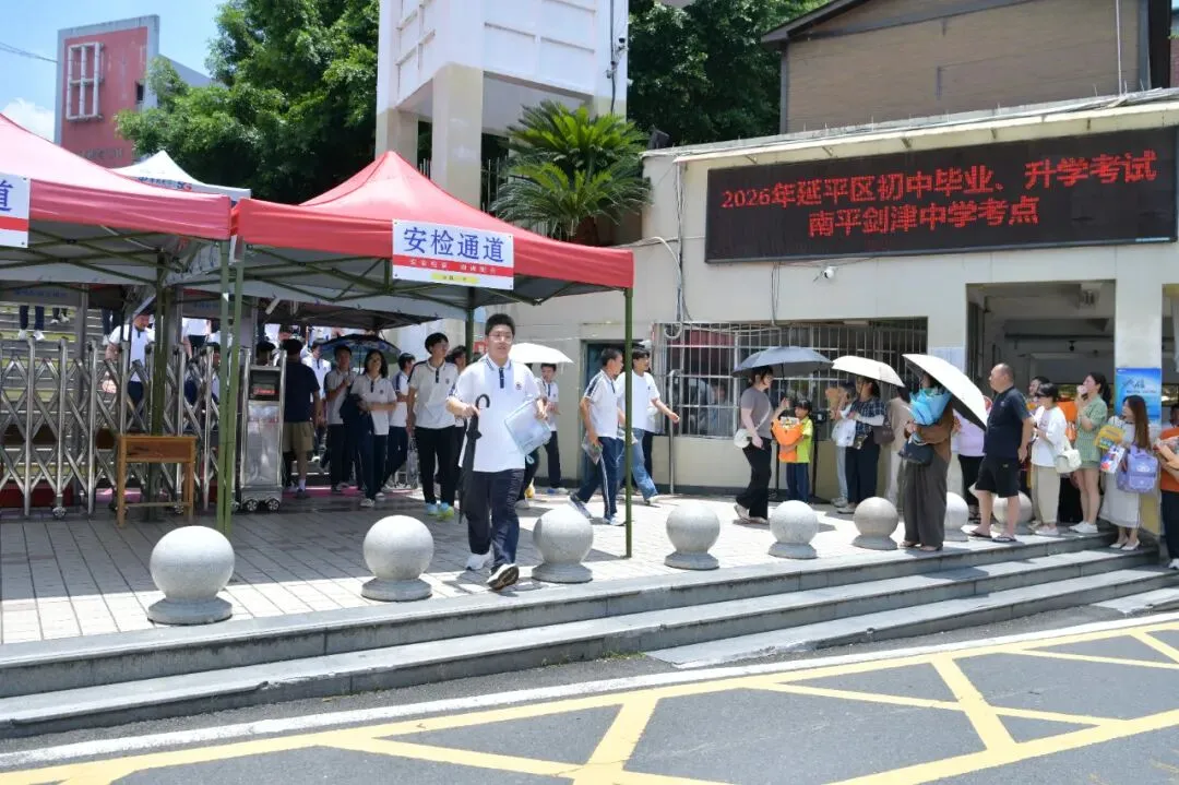 鲜花、拥抱、微笑……中考圆满落幕!少年,恭喜你,闯关成功啦!-第14张图片-四季读书网