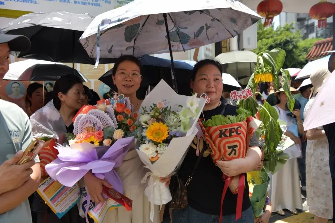 鲜花、拥抱、微笑……中考圆满落幕!少年,恭喜你,闯关成功啦!-第15张图片-四季读书网