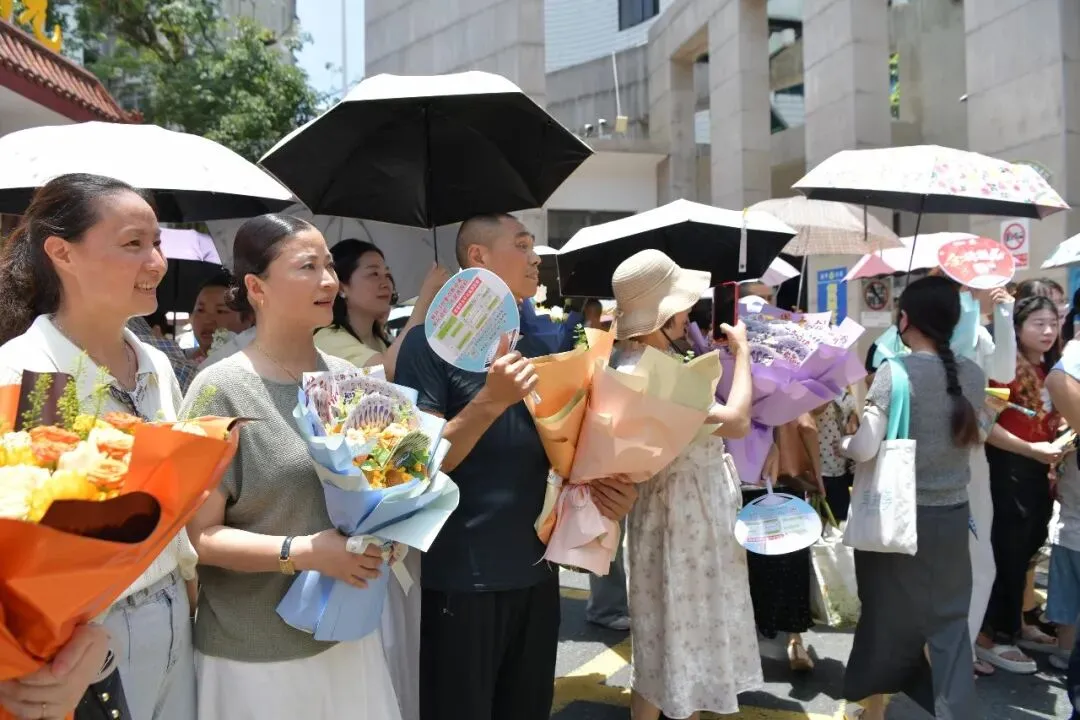鲜花、拥抱、微笑……中考圆满落幕!少年,恭喜你,闯关成功啦!-第16张图片-四季读书网