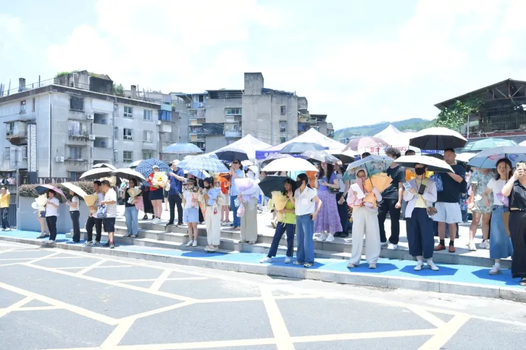 鲜花、拥抱、微笑……中考圆满落幕!少年,恭喜你,闯关成功啦!-第17张图片-四季读书网