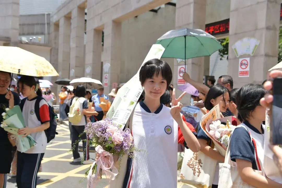 鲜花、拥抱、微笑……中考圆满落幕!少年,恭喜你,闯关成功啦!-第18张图片-四季读书网