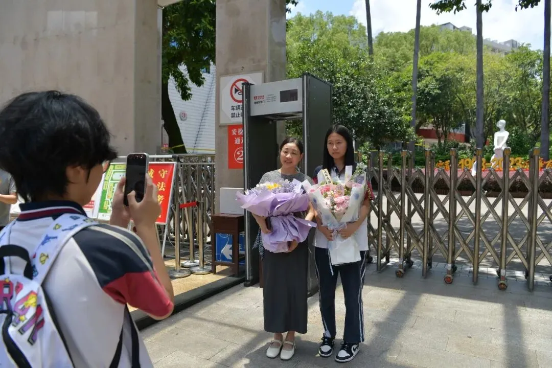 鲜花、拥抱、微笑……中考圆满落幕!少年,恭喜你,闯关成功啦!-第20张图片-四季读书网