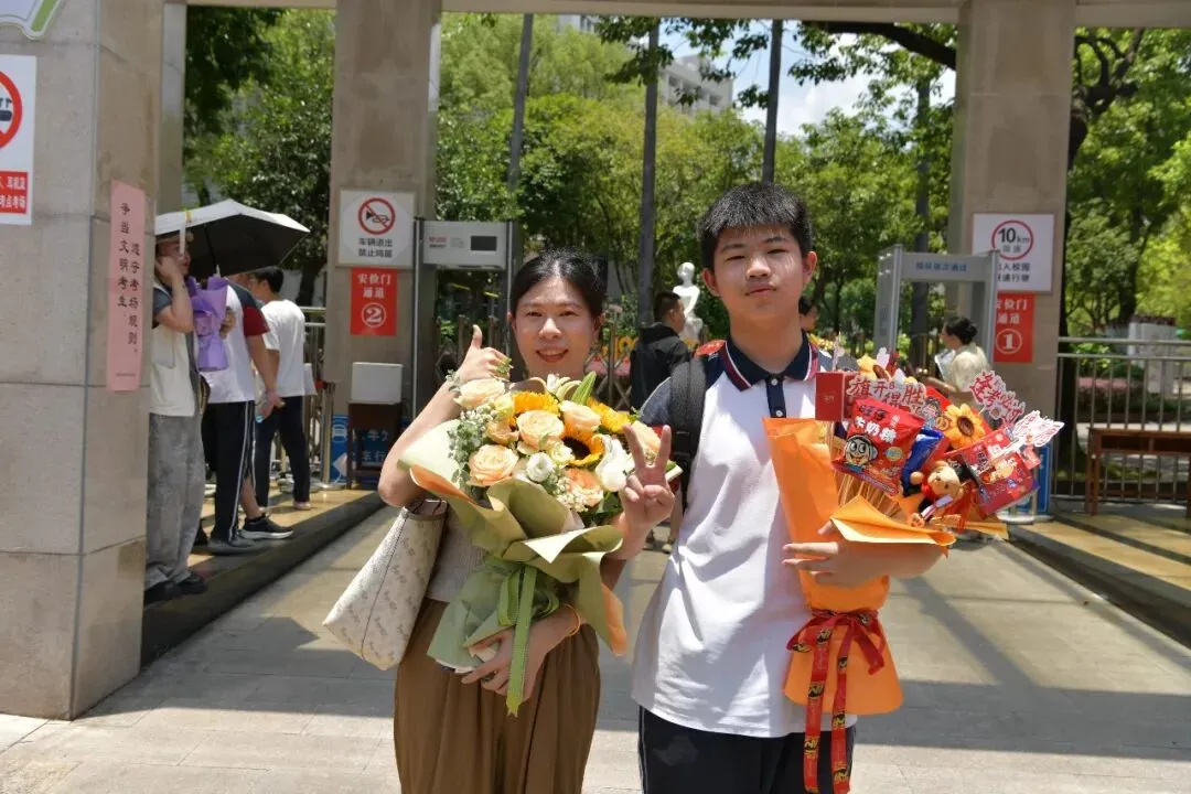 鲜花、拥抱、微笑……中考圆满落幕!少年,恭喜你,闯关成功啦!-第21张图片-四季读书网