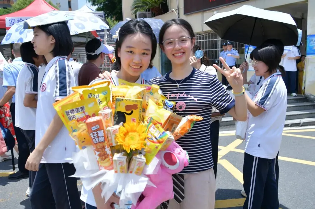 鲜花、拥抱、微笑……中考圆满落幕!少年,恭喜你,闯关成功啦!-第22张图片-四季读书网