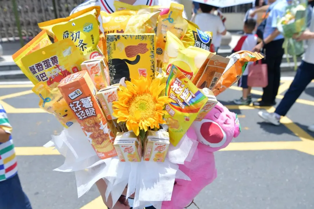 鲜花、拥抱、微笑……中考圆满落幕!少年,恭喜你,闯关成功啦!-第26张图片-四季读书网