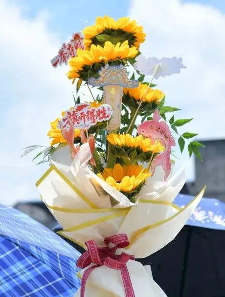 鲜花、拥抱、微笑……中考圆满落幕!少年,恭喜你,闯关成功啦!-第27张图片-四季读书网