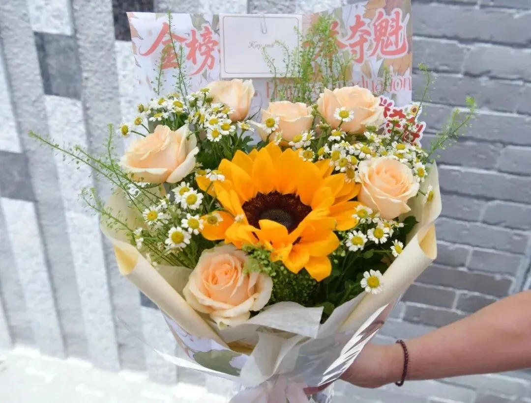 鲜花、拥抱、微笑……中考圆满落幕!少年,恭喜你,闯关成功啦!-第28张图片-四季读书网