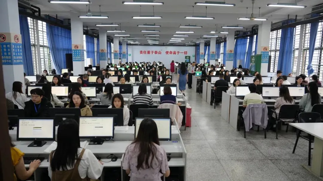 中考动态丨直击南充市2026年中考评卷现场-第8张图片-四季读书网 中考动态丨直击南充市2026年中考评卷现场-第8张图片-四季读书网