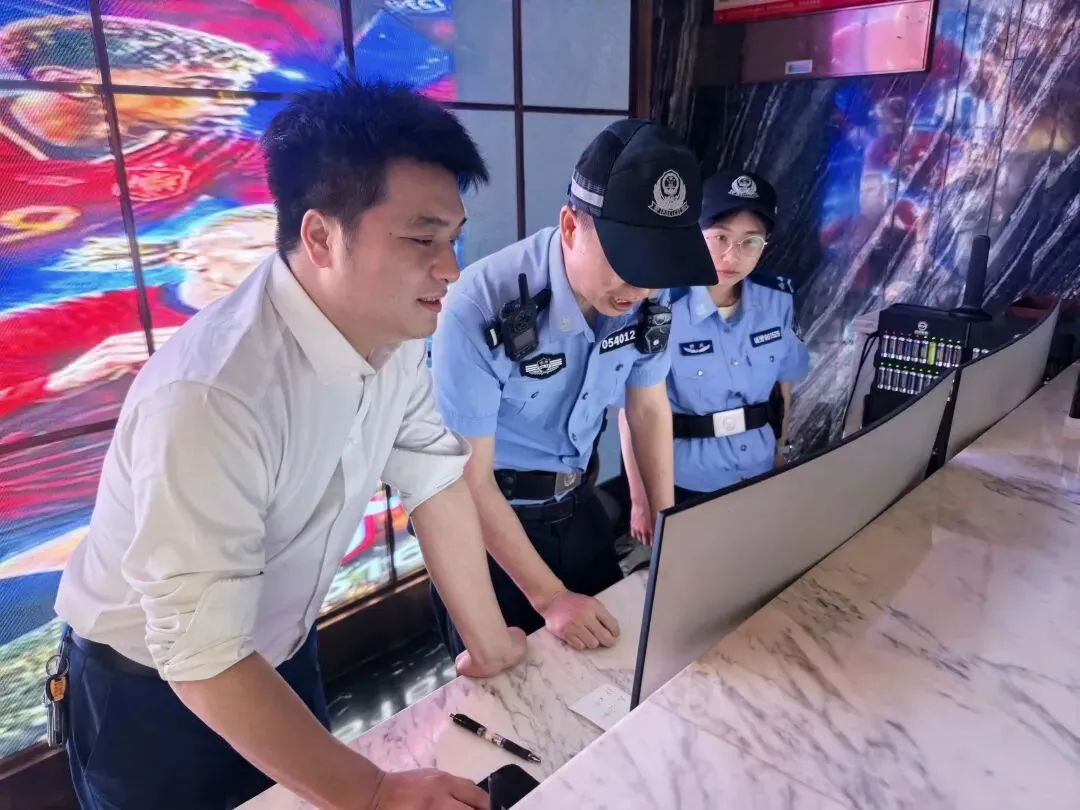 守护平安不“掉线 !万山公安开展中考后集中夜查统一行动-第6张图片-四季读书网