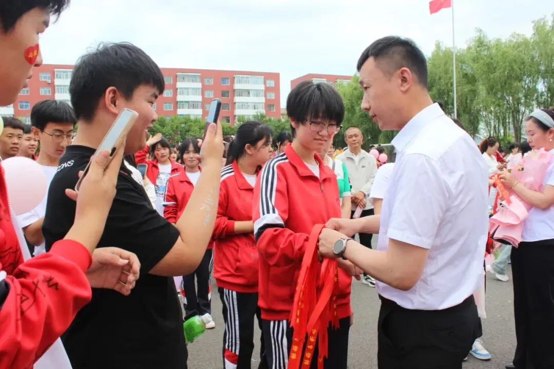 亮剑中考 再创辉煌——鹅坡集团阿城校区哈尔滨市龙涤新世纪学校隆重举行2026届出征仪式-第26张图片-四季读书网 亮剑中考 再创辉煌——鹅坡集团阿城校区哈尔滨市龙涤新世纪学校隆重举行2026届出征仪式-第26张图片-四季读书网
