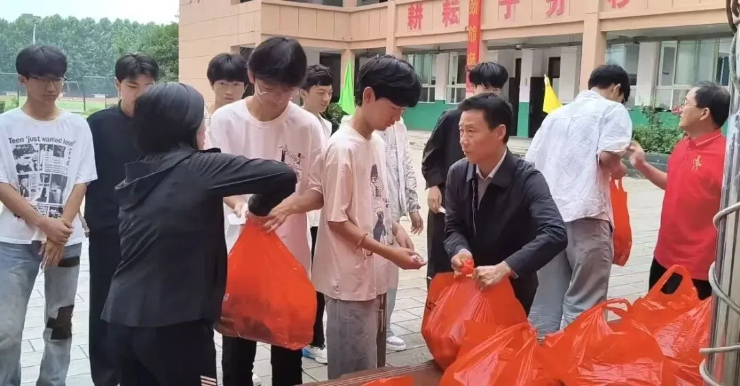 执笔逐梦,亮剑中考!上蔡中学2026年初三学子中考热血壮行!-第6张图片-四季读书网