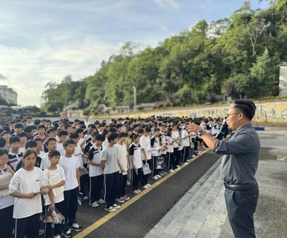中考落幕,不负韶华丨贞丰县黔峰学校2026年中考结束寄语暨致家长的一封信-第27张图片-四季读书网