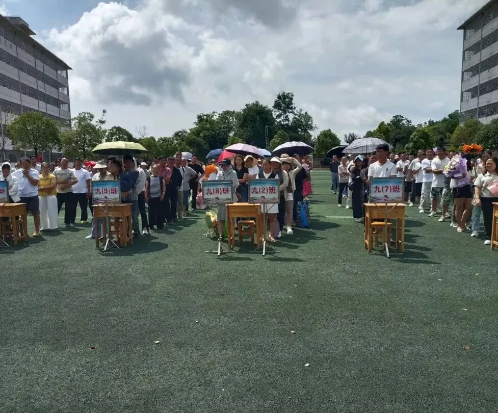 中考落幕,不负韶华丨贞丰县黔峰学校2026年中考结束寄语暨致家长的一封信-第33张图片-四季读书网