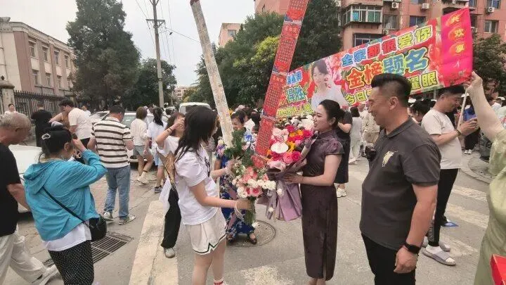 2026年中考结束!考场外这一幕幕……-第3张图片-四季读书网 2026年中考结束!考场外这一幕幕……-第3张图片-四季读书网