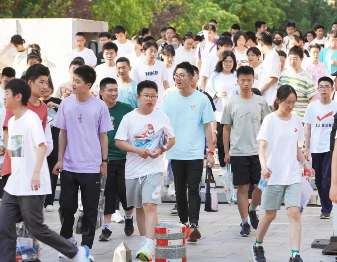2026年中考结束!考场外这一幕幕……-第5张图片-四季读书网 2026年中考结束!考场外这一幕幕……-第5张图片-四季读书网