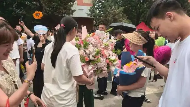 2026年中考结束!考场外这一幕幕……-第6张图片-四季读书网 2026年中考结束!考场外这一幕幕……-第6张图片-四季读书网