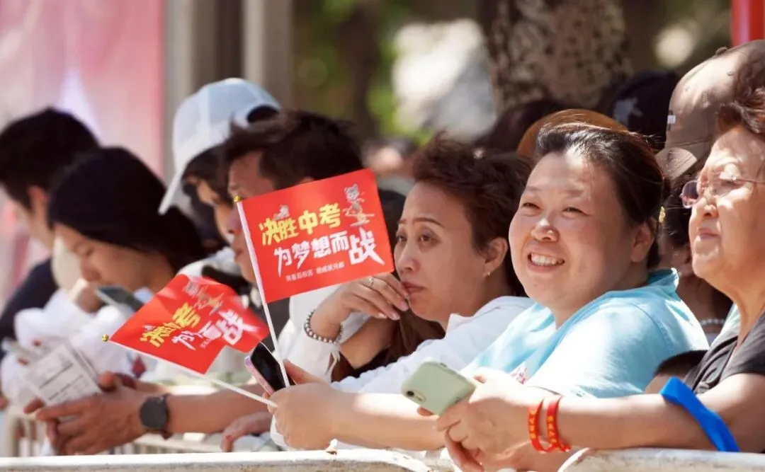 2026年中考结束!考场外这一幕幕……-第7张图片-四季读书网 2026年中考结束!考场外这一幕幕……-第7张图片-四季读书网