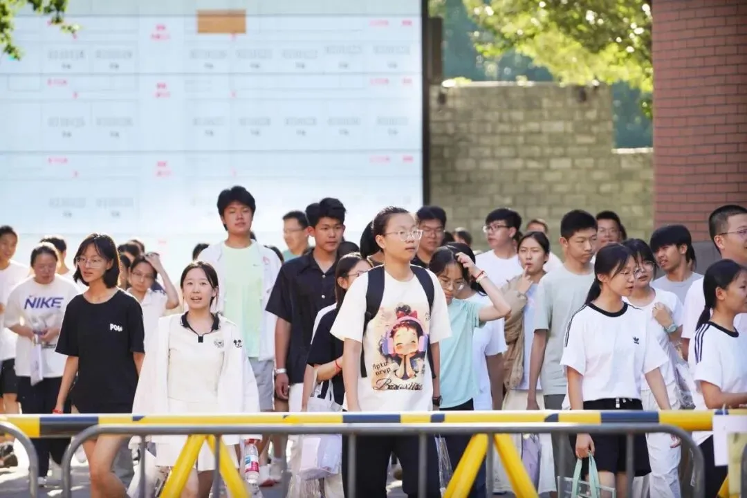 2026年中考结束!考场外这一幕幕……-第8张图片-四季读书网 2026年中考结束!考场外这一幕幕……-第8张图片-四季读书网