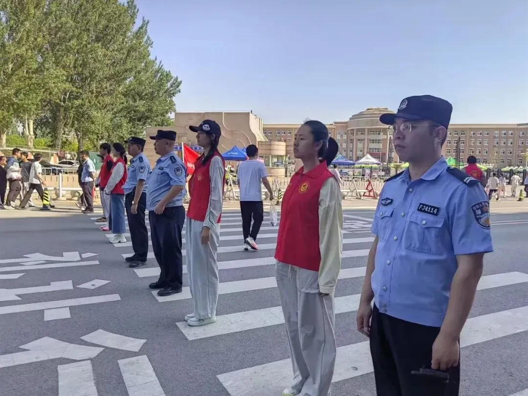 中考暖心守护|双份温柔瞬间,龙港公安护航少年逐梦-第2张图片-四季读书网 中考暖心守护|双份温柔瞬间,龙港公安护航少年逐梦-第2张图片-四季读书网