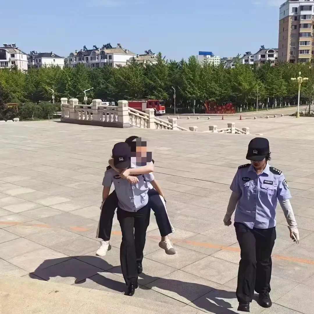 中考暖心守护|双份温柔瞬间,龙港公安护航少年逐梦-第3张图片-四季读书网 中考暖心守护|双份温柔瞬间,龙港公安护航少年逐梦-第3张图片-四季读书网