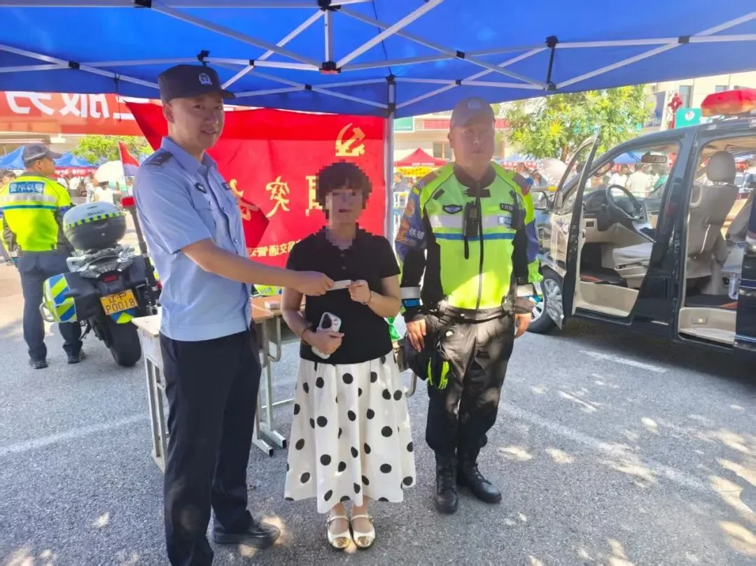 中考暖心守护|双份温柔瞬间,龙港公安护航少年逐梦-第4张图片-四季读书网 中考暖心守护|双份温柔瞬间,龙港公安护航少年逐梦-第4张图片-四季读书网