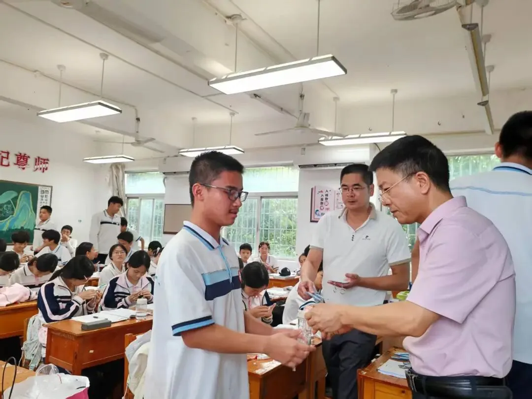 暖心送考,满载期许!洪塘中学教师花式为中考学子加油-第25张图片-四季读书网 暖心送考,满载期许!洪塘中学教师花式为中考学子加油-第25张图片-四季读书网