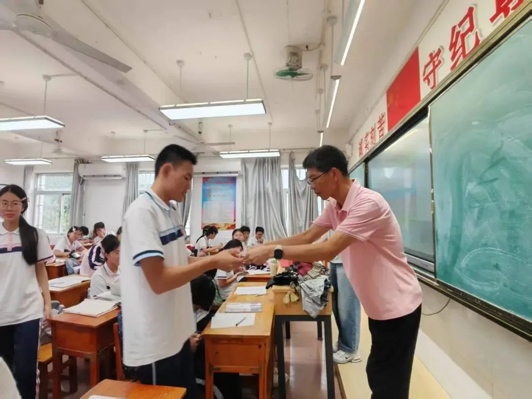 暖心送考,满载期许!洪塘中学教师花式为中考学子加油-第26张图片-四季读书网 暖心送考,满载期许!洪塘中学教师花式为中考学子加油-第26张图片-四季读书网