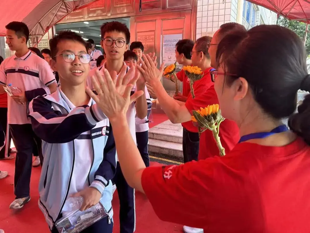 暖心送考,满载期许!洪塘中学教师花式为中考学子加油-第31张图片-四季读书网 暖心送考,满载期许!洪塘中学教师花式为中考学子加油-第31张图片-四季读书网