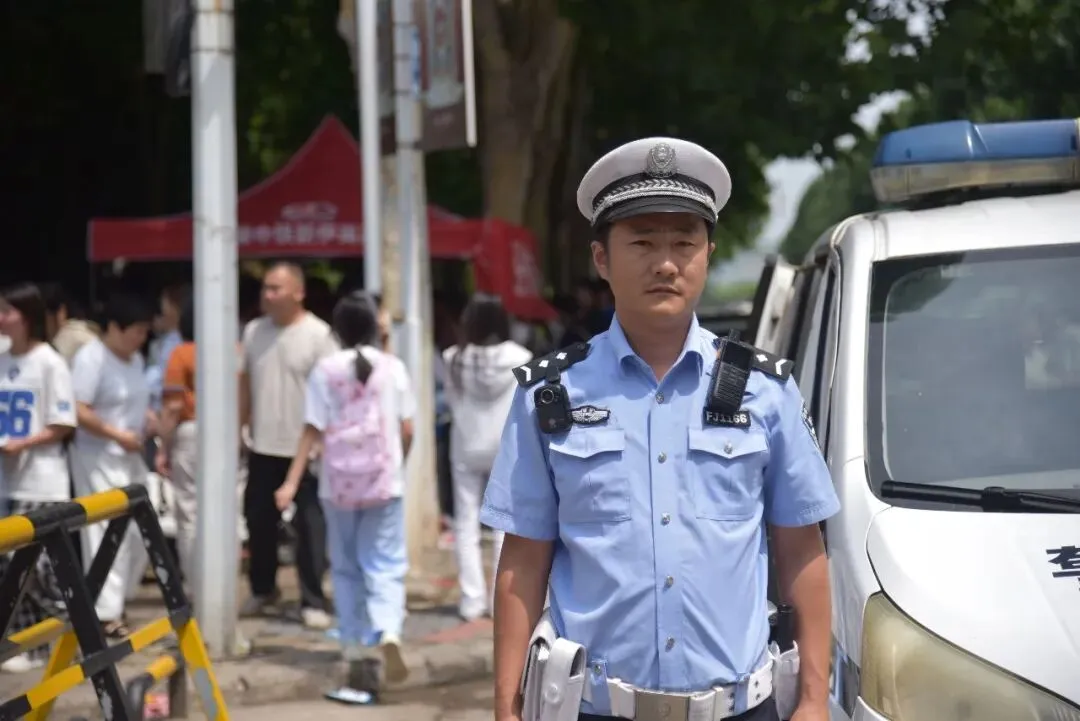 护航中考,“警”色相随!-第17张图片-四季读书网 护航中考,“警”色相随!-第17张图片-四季读书网
