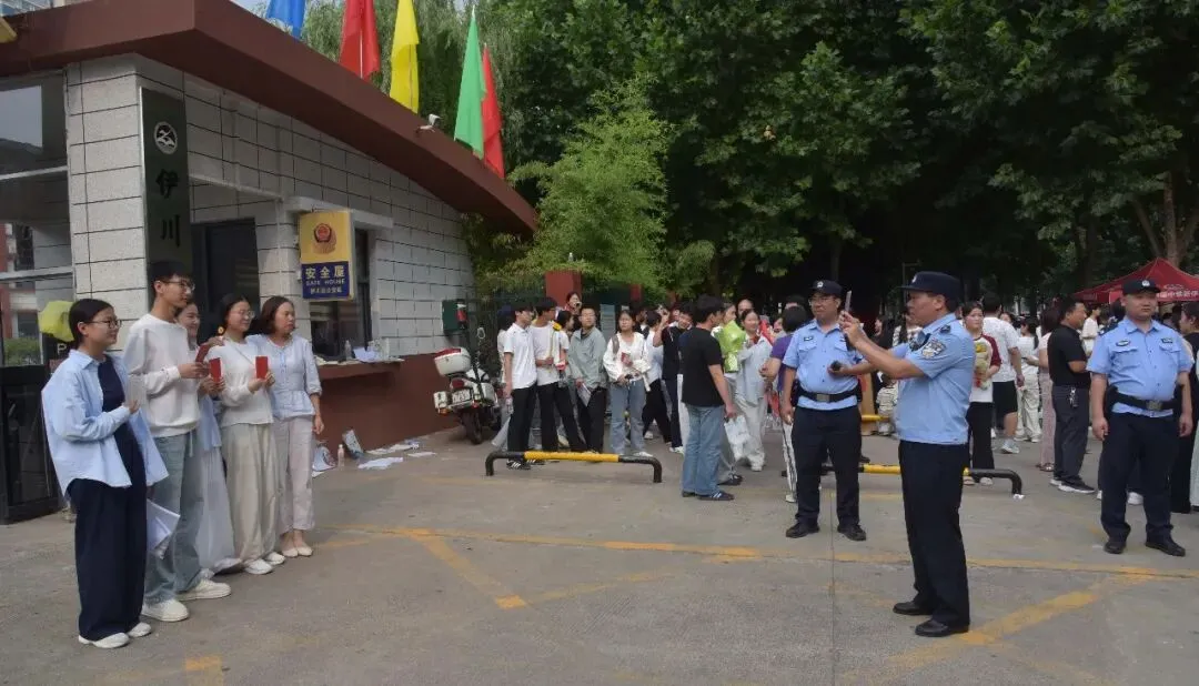 护航中考,“警”色相随!-第21张图片-四季读书网 护航中考,“警”色相随!-第21张图片-四季读书网