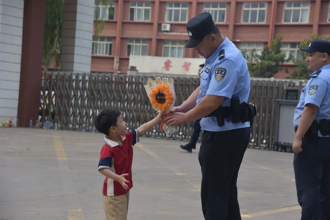 护航中考,“警”色相随!-第22张图片-四季读书网 护航中考,“警”色相随!-第22张图片-四季读书网