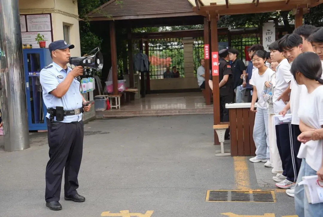护航中考,“警”色相随!-第23张图片-四季读书网 护航中考,“警”色相随!-第23张图片-四季读书网