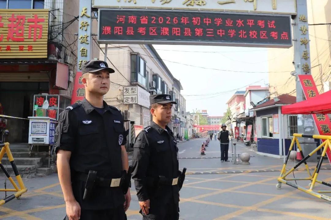 藏蓝守校门 暖心护中考-第5张图片-四季读书网